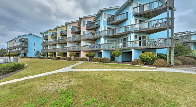 Bright Emerald Isle Condo w/ Private Beach Access!, Забронировать Апартаменты/квартира Эмералд-Айл Северная Каролина, рядом с Emerald Isle Adventures