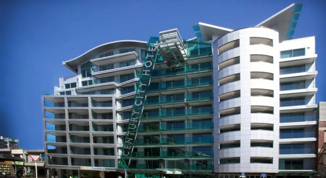 Кровать в общем номере Мансарда 70 Tory Apartment
