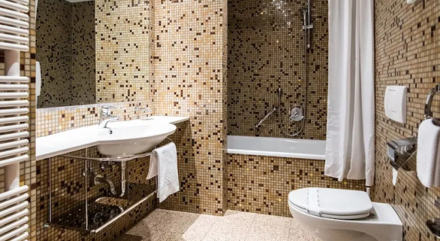 Четырёхместный номер Classic с балконом Hotel Antares