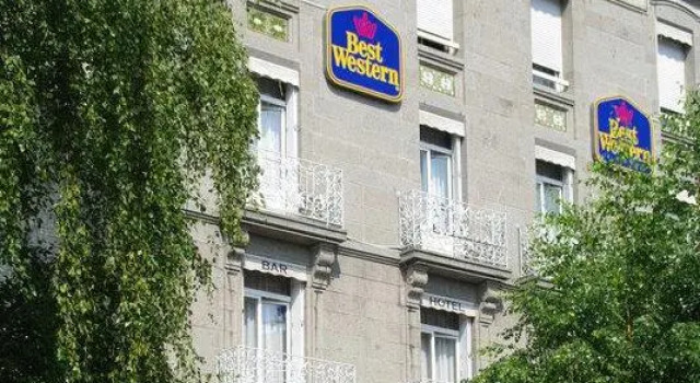 Кровать в общем номере Best Western Le Duguesclin Hôtel-Restaurant