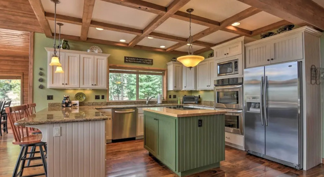Коттедж Duck Creek Village Chalet w/ Fire Pit & Decks