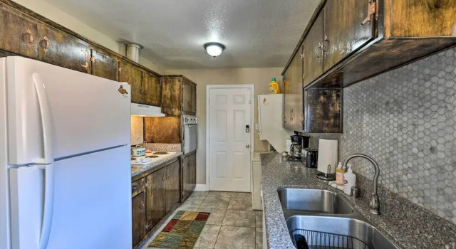 Коттедж с 4 комнатами Vintage Downtown Vegas Retreat < 3 Mi to Strip!