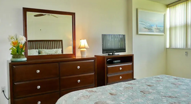 Cozy Beachfront Condo With Pool and Tennis Courts, Забронировать Отель Отели в центре Марко-Айленд, в центре