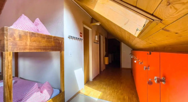 Кровать в общем номере Berggasthaus Tannalp