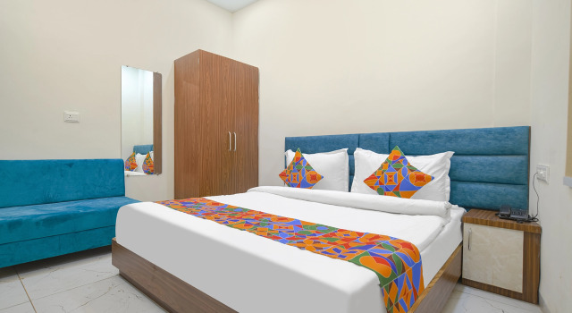 Номер Deluxe FabHotel Grand Giriraj