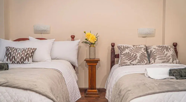 Ukuku Hostel & Rooftop - Quito, Забронировать Хостел Кито Сьерра, рядом с Del Arbolito Park