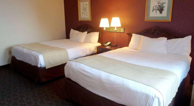 Четырёхместный номер Standard AmericInn by Wyndham Marshall