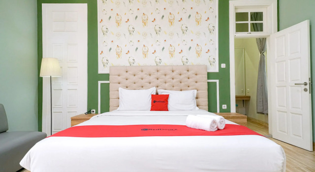 RedDoorz Premium near RS Pondok Indah