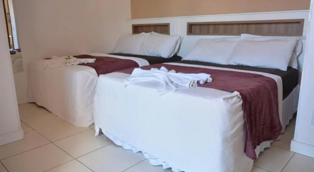 Четырёхместный номер Standard с балконом Hotel Estrela do Mar