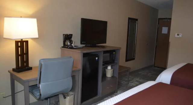 Четырёхместный номер Standard Super 8 by Wyndham Grand Rapids