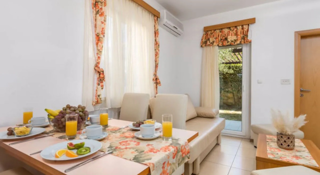 Apartment Petra 4 Spiez, Varaa Huoneisto Hotellit Kvarner Islands uima-altaalla, Uima-allas