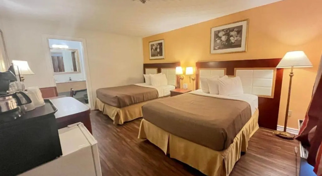Четырёхместный номер Standard Holiday Motel