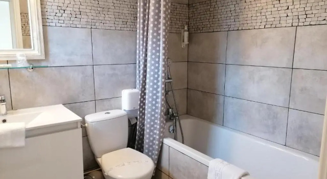 Четырёхместный номер Standard Logis Hôtel Louise de Savoie