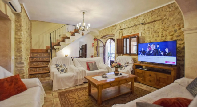 Spacious rustic country house with pool only 1 km from Buger