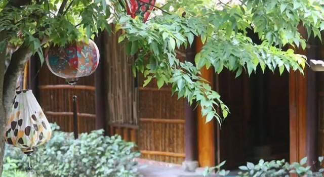 Кровать в общем номере с красивым видом из окна Under The Coconut Tree Hoi An