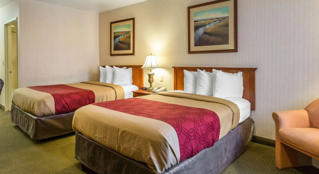 Четырёхместный номер Standard Econo Lodge Inn & Suites Riverside - Corona