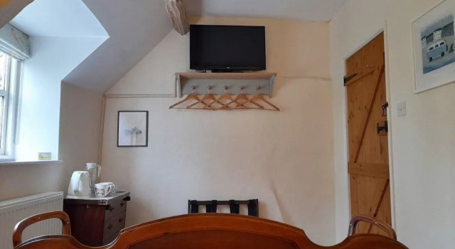 Cotswold Cottage B&B - 5 Minutes Walk to Village Pub, Book Vacation Home Luckington Wiltshire