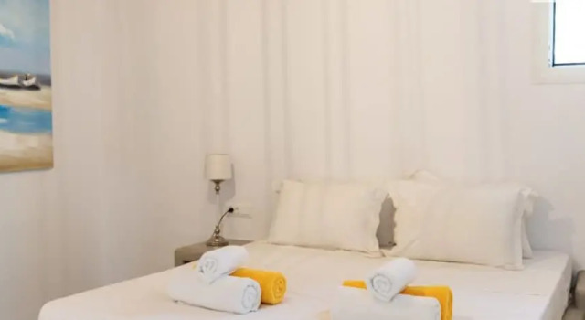 Stunning 2BR Cottage With Private Pool in Mykonos, Забронировать Дом для отпуска Отели Агиос Стефанос с парковкой, Парковка