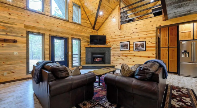 Drift Inn 3bdr w/ Hot Tub, Boek Vakantiehuis Hochatown Oklahoma