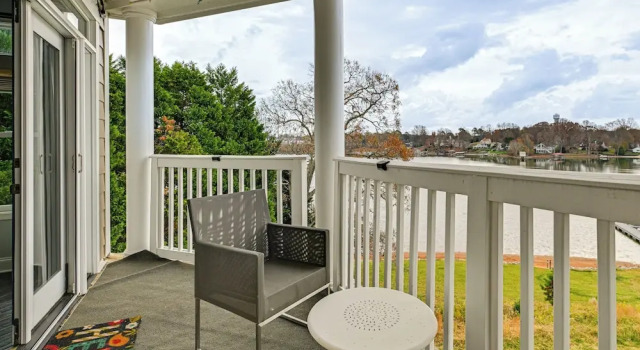 Апартаменты Condo w/ Deck: Waterfront Lake Norman Retreat!