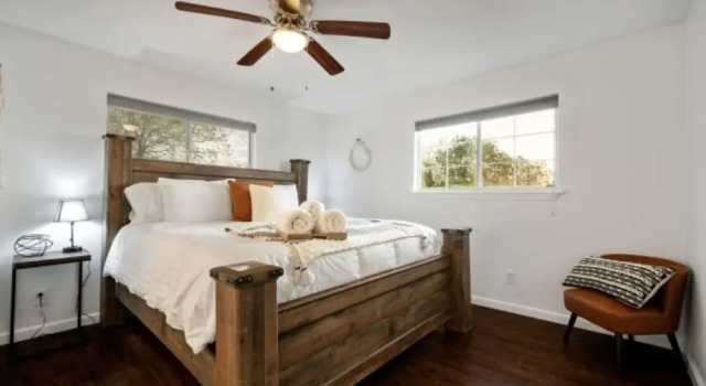 Experience Serenity in a 4BR 3BA Downtown Home, Забронировать Дом для отпуска Сан-Антонио Bexar County, рядом с Highland Park