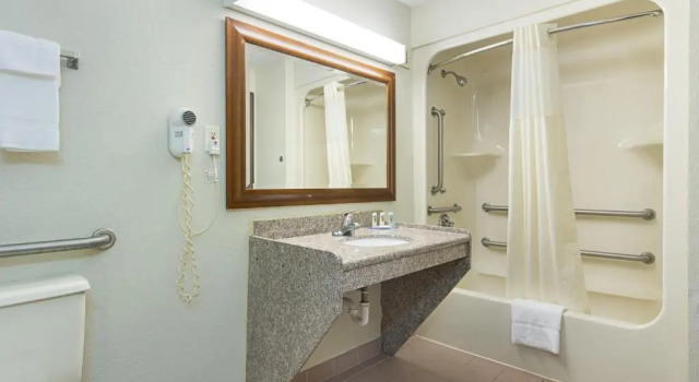 Camera Standard Quality Inn Commerce at I-85