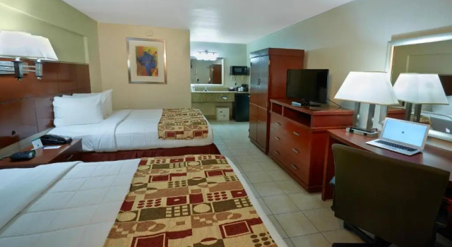 Четырёхместный номер Standard Ramada by Wyndham Flamingo Water Park