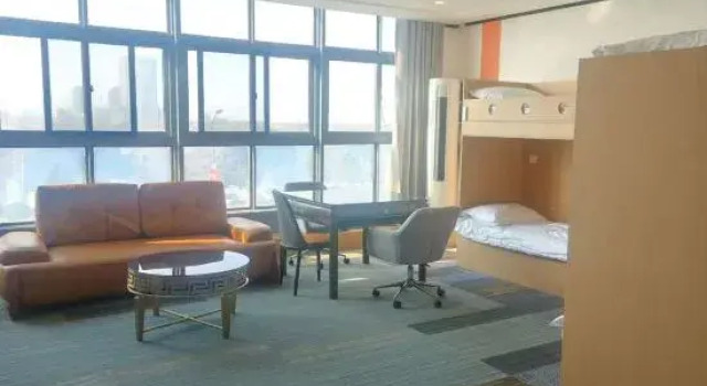 Кровать в общем номере One Plus One Business Hotel
