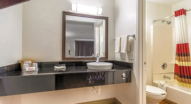 Четырёхместный номер Standard Red Roof Inn Phoenix- Midtown