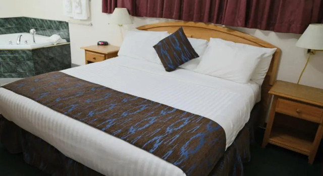 Люкс Deluxe с 2 комнатами SlumberLodge Hotel