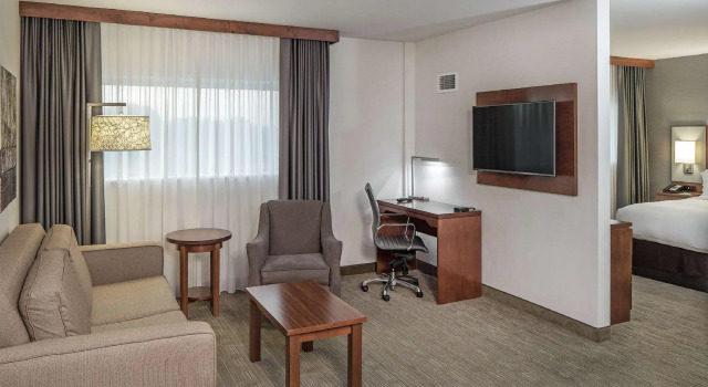 Двухместный люкс с 2 комнатами Doubletree By Hilton Omaha Southwest, Ne