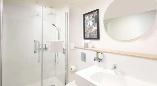 Четырёхместный номер No Window Hampton By Hilton London Old Street