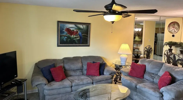 Tropical Hideaway 2 Bedroom Townhouse by RedAwning, Rezerwuj Dom wakacyjny Hotele w Emerald Coast z parkingiem, Parking