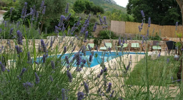Коттедж с 3 комнатами Villa Pool Mansion Salonae