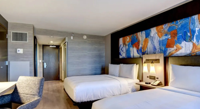 Четырёхместный клубный номер Standard Tulsa Marriott Southern Hills