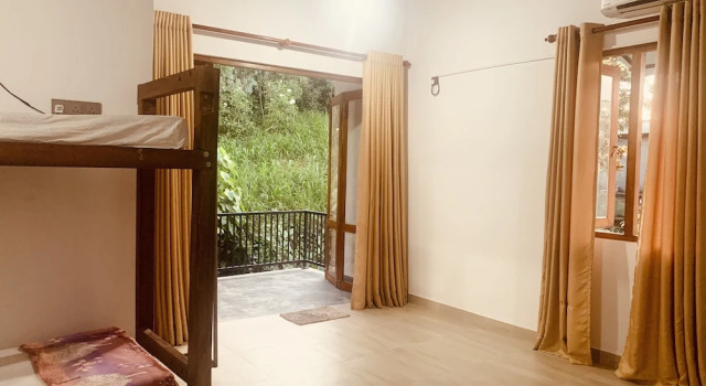 Кровать в общем номере с видом на сад Jungle city Hostel