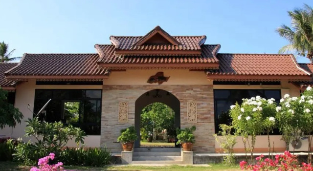Кровать в общем номере Baan Saensook Villas