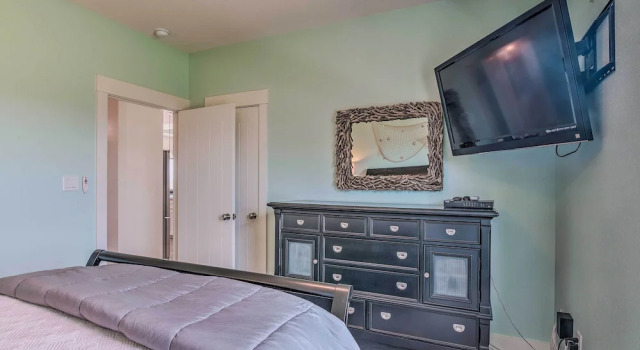 Walk to Ocean: Bright Crystal Beach House w/ Deck!, Boek Vakantiehuis Crystal Beach Houston