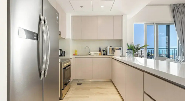 Семейные апартаменты с балконом и с видом на город Desert Key - Perfectly Located Yas Island Apartments