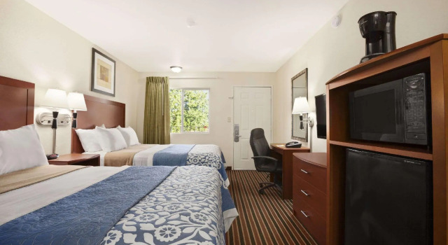 Четырёхместный номер Standard Days Inn by Wyndham Champaign/Urbana