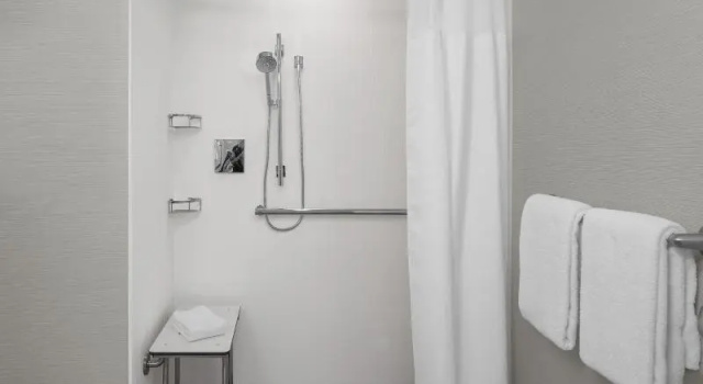 Четырёхместный номер Standard с балконом Courtyard by Marriott Phoenix West/Avondale