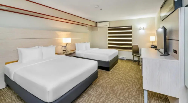 Четырёхместный номер Standard Quality Inn Sunshine Suites