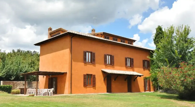 Villa i Noccioli - 18 Sleeps Private Pool, Book Villa Capranica Lake Vico