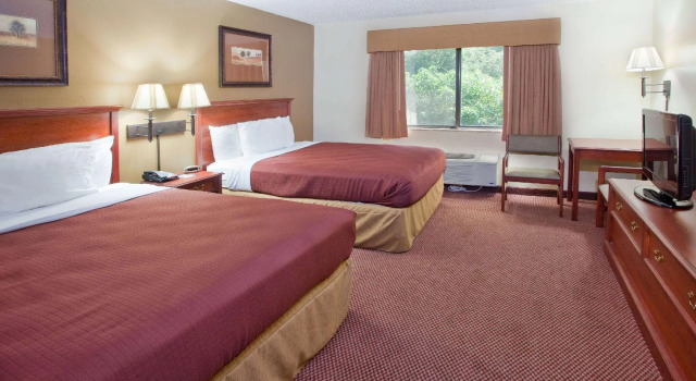Четырёхместный номер Standard University Inn