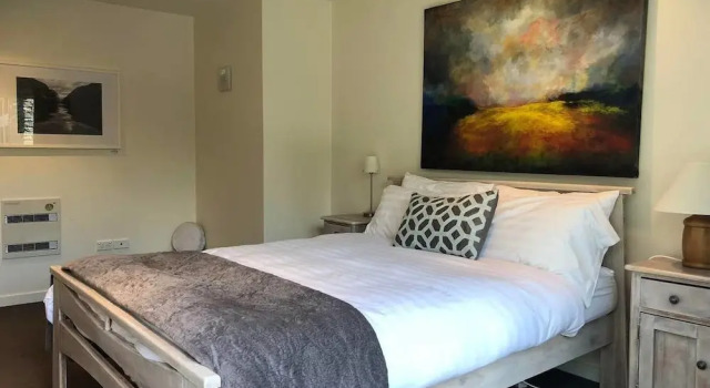Queenstown Exclusive Retreat with Hot Tub, Забронировать Отель Озеро Хайес 