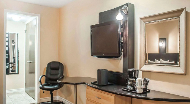Четырёхместный номер Standard Quality Hotel Fallsview Cascade