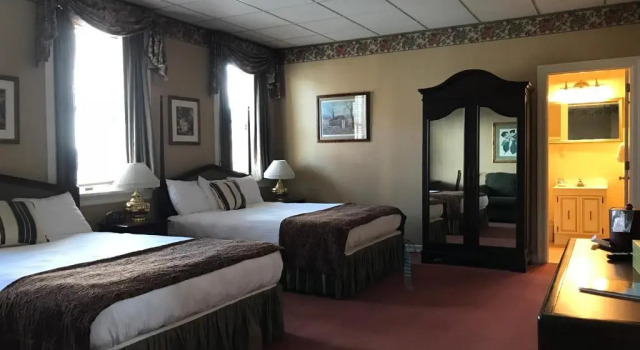 Четырёхместный номер Standard Waynebrook Inn