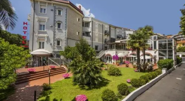 Hotel Riviera 3 Stelle con piscina estiva gratuita e garage a pagamento