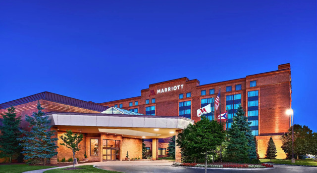 Кровать в общем номере Cleveland Marriott East
