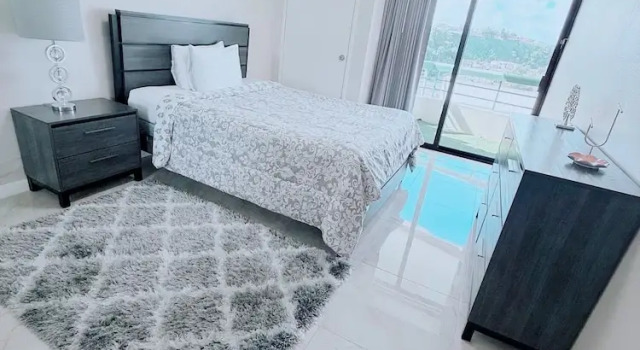 Номер Comfort с балконом Alupang Beach Tower, UPGRADED units